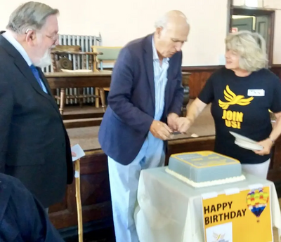 VC cuts 30th Birthday cake